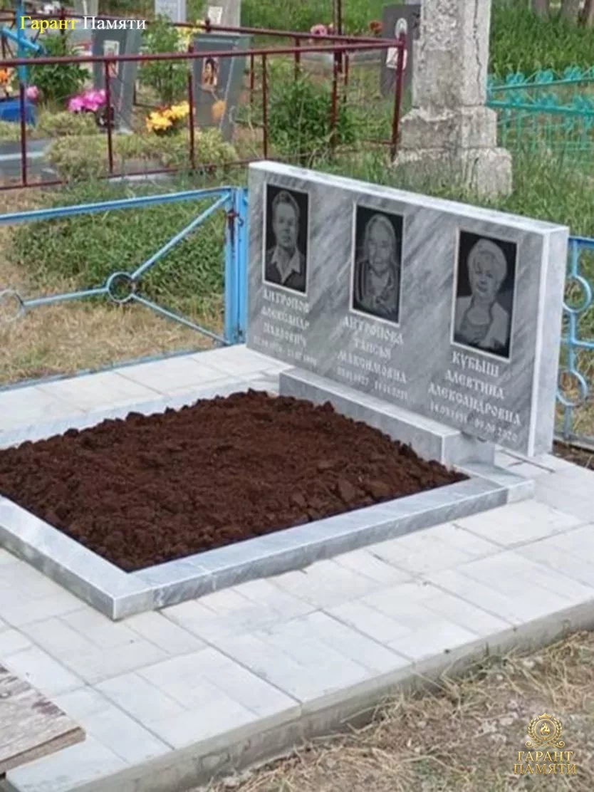 Памятник из мрамора Стандарт (на троих)