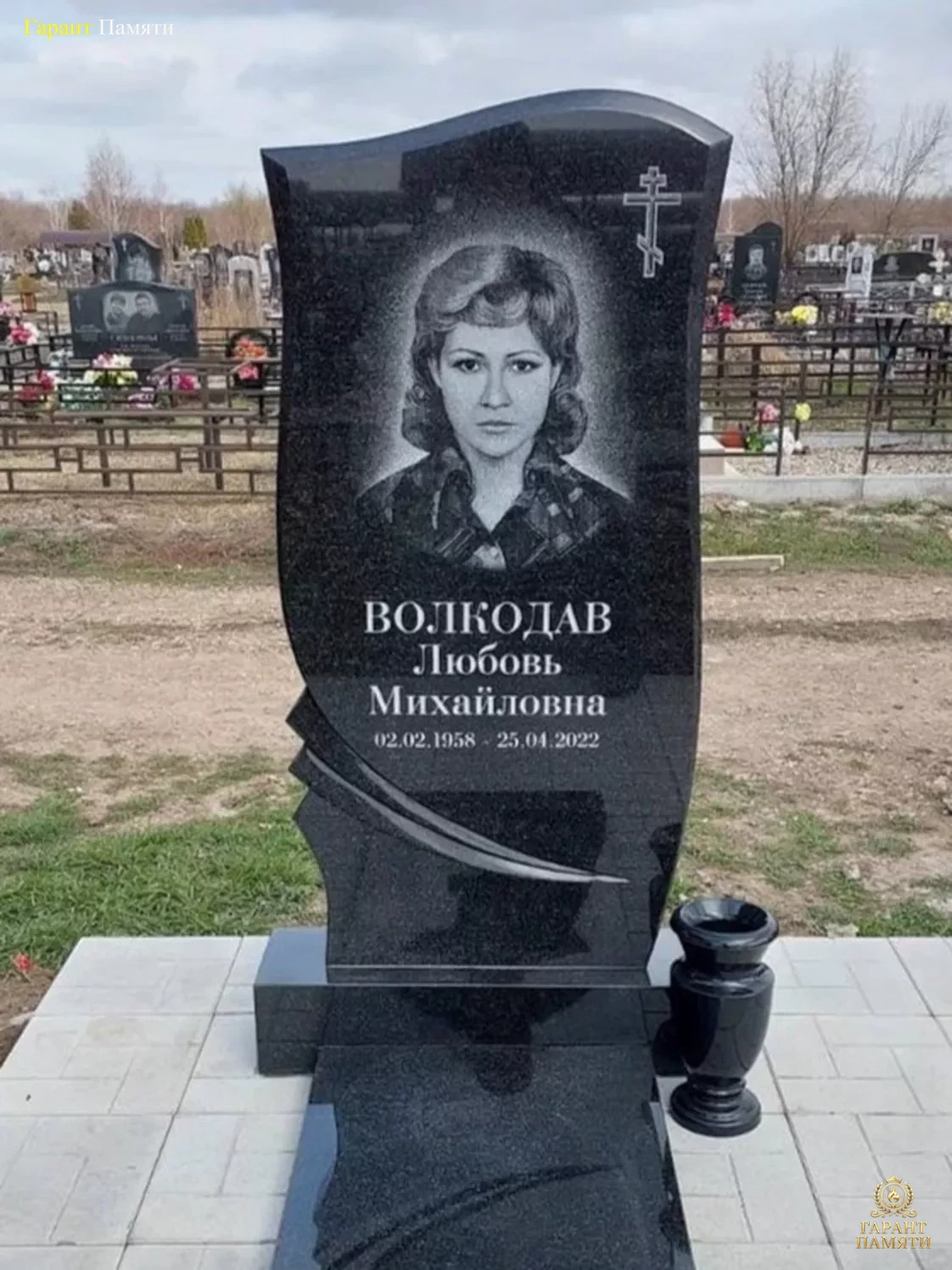 Памятник из гранита Ренесанс 7